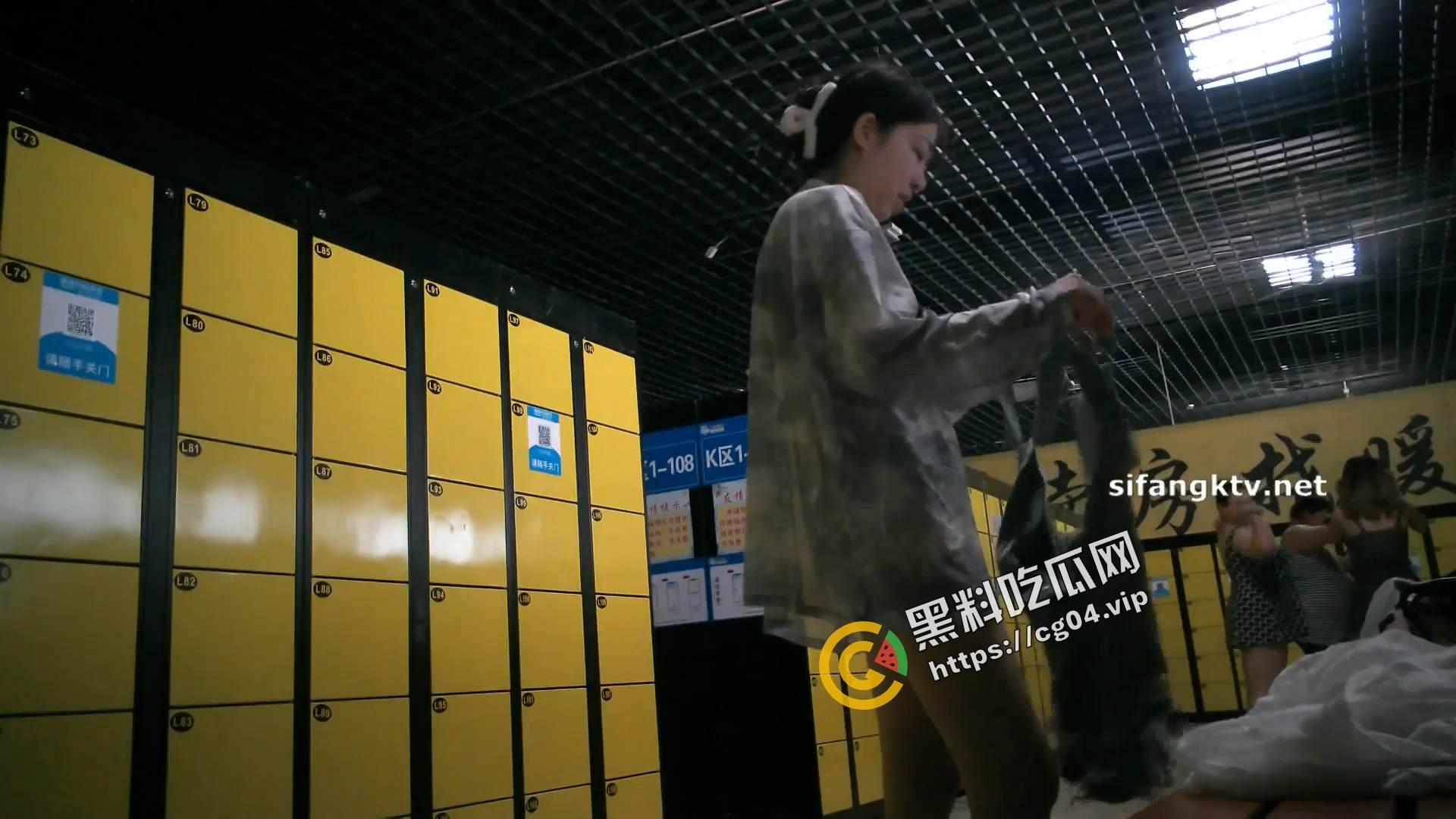 十二月最新流出 大神潜入水上乐园更衣室偷拍 泳客可爱眼镜妹奶子圆润 逼毛性感-2