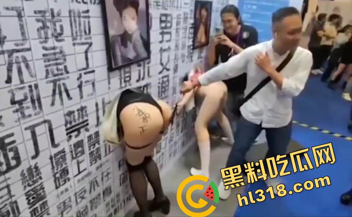 台湾成人show疯了，母狗字样真敢写，美女一排排屁股挂墙随便抽，交钱就能爽一把！-8