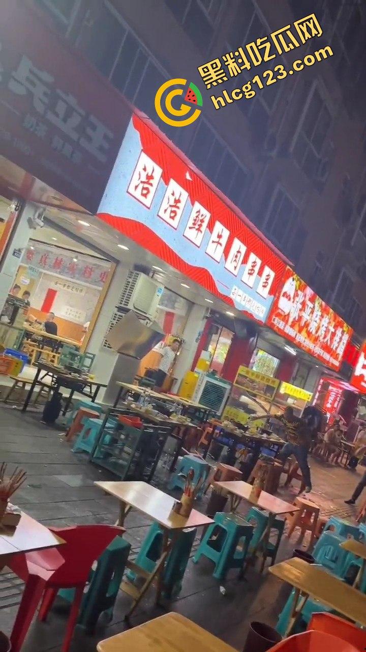 四川成都,路边吃个烧烤都要给被泼！正义大哥直接反击！-2