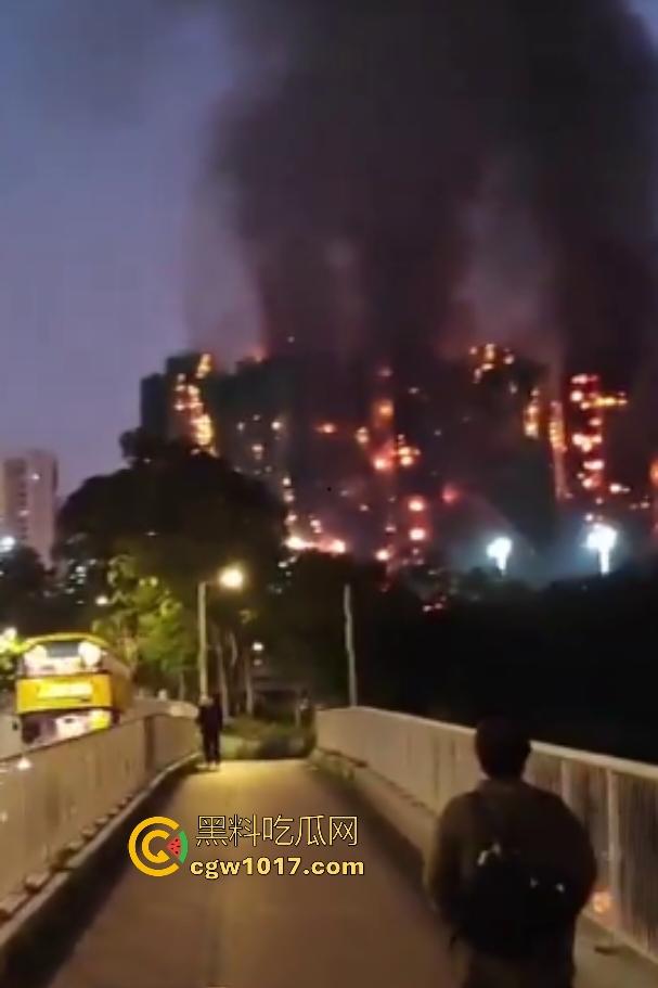 11月26日香港大埔宏福苑五级大火，维修外墙竹架起火不阻燃材料猛烧7栋31层大楼，要不是材料劣质能起火吗？-6