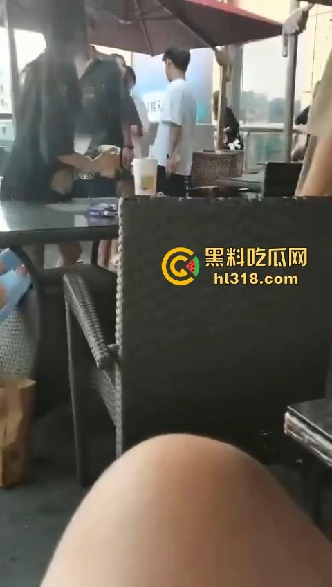 精神小妹打架就是猛!火气太大了,奶茶一泼,直接上去就是一脚,场面极其暴力血腥!-3
