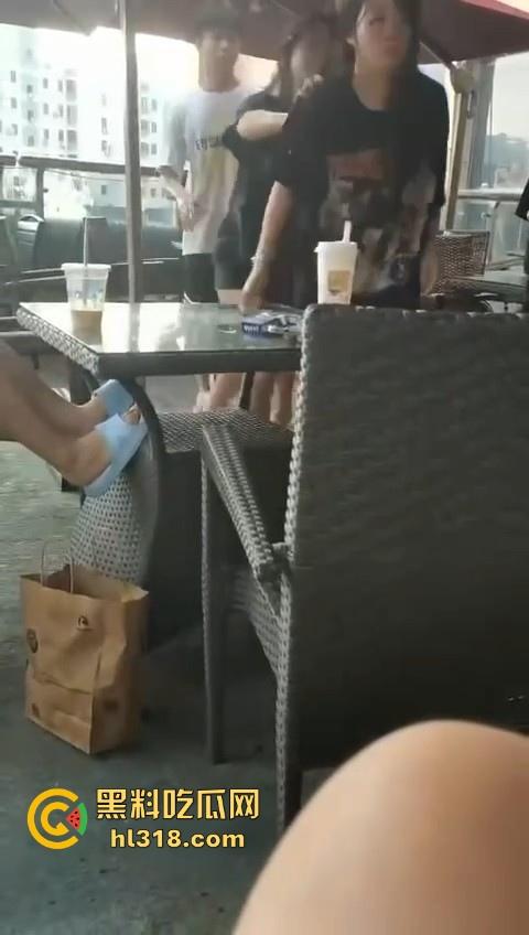 精神小妹打架就是猛!火气太大了,奶茶一泼,直接上去就是一脚,场面极其暴力血腥!-5