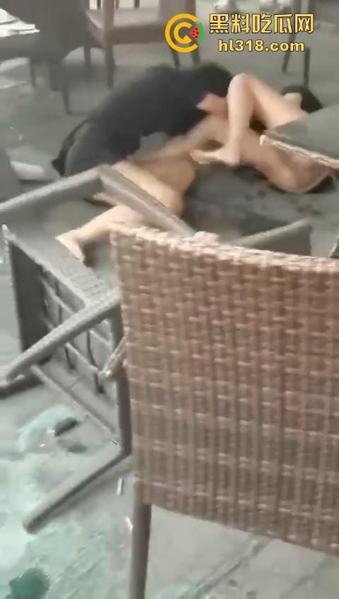 精神小妹打架就是猛!火气太大了,奶茶一泼,直接上去就是一脚,场面极其暴力血腥!-6