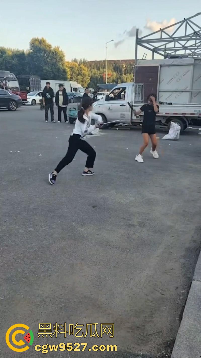 河南街头精神小妹,拿砍刀当街对拼,黑衣小妹气势汹汹,被砍后直接跑路,一群小伙围观!-3