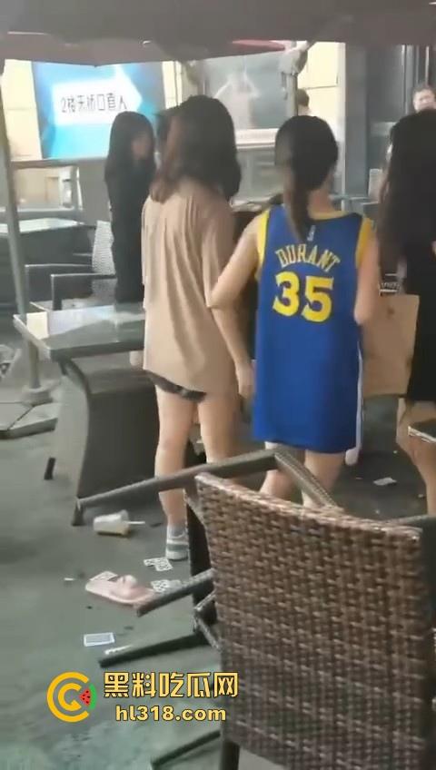 精神小妹打架就是猛!火气太大了,奶茶一泼,直接上去就是一脚,场面极其暴力血腥!-7