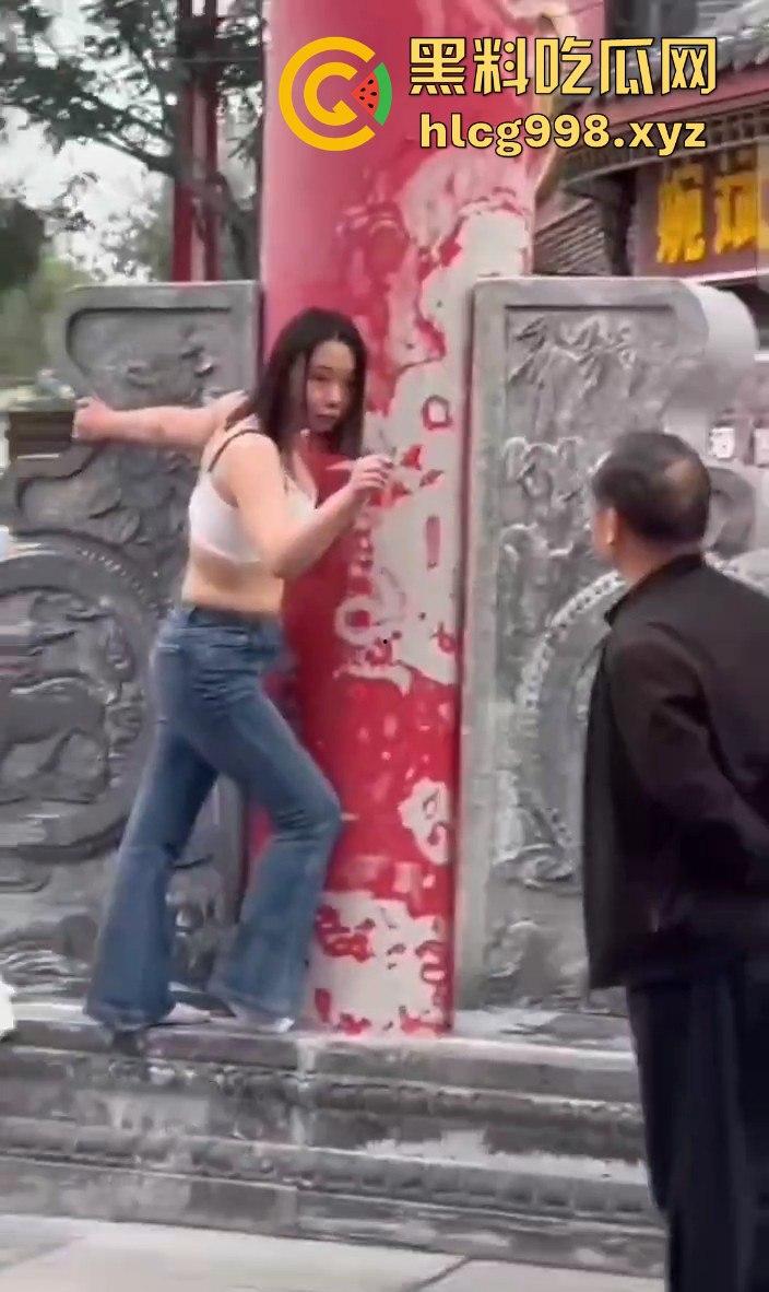 渭南小仙女外卖超时发疯大作！骑手成了无辜炮灰摔外卖不够，街头脱衣撒泼场面辣眼睛！-8