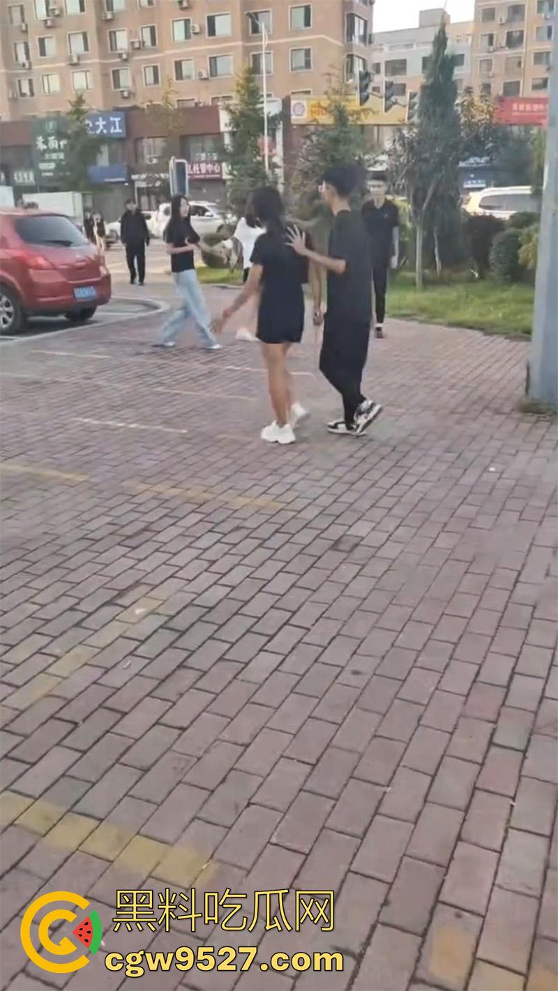 河南街头精神小妹,拿砍刀当街对拼,黑衣小妹气势汹汹,被砍后直接跑路,一群小伙围观!-7