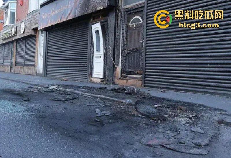 零元购来了！英国近10年最大暴乱!多个城市当街打砸抢烧-5