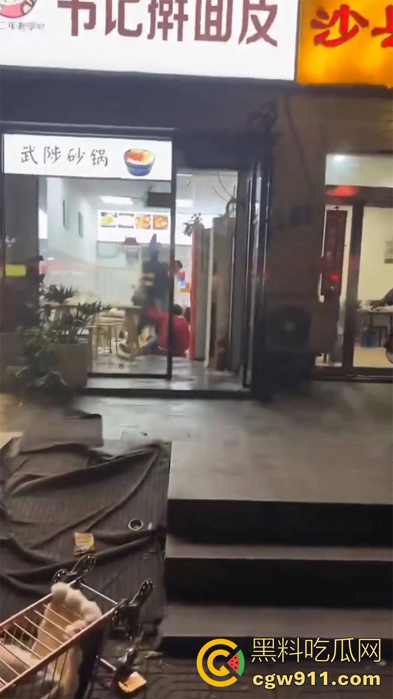 出轨的代价极度舒爽！河南许昌魏都区武陟砂锅店，男人发现老婆出轨后跟踪，用剪刀连捅老婆十几刀，谁敢指责就干谁！-1