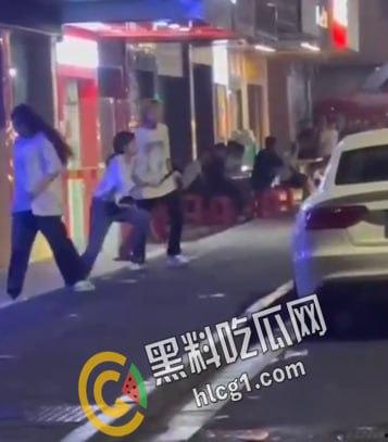 抖音热瓜 江西砍人现场!据说偷人十三四岁女刀手一人追砍两男一死一伤 后又被复仇砍伤 双双入院 太刺激了-2