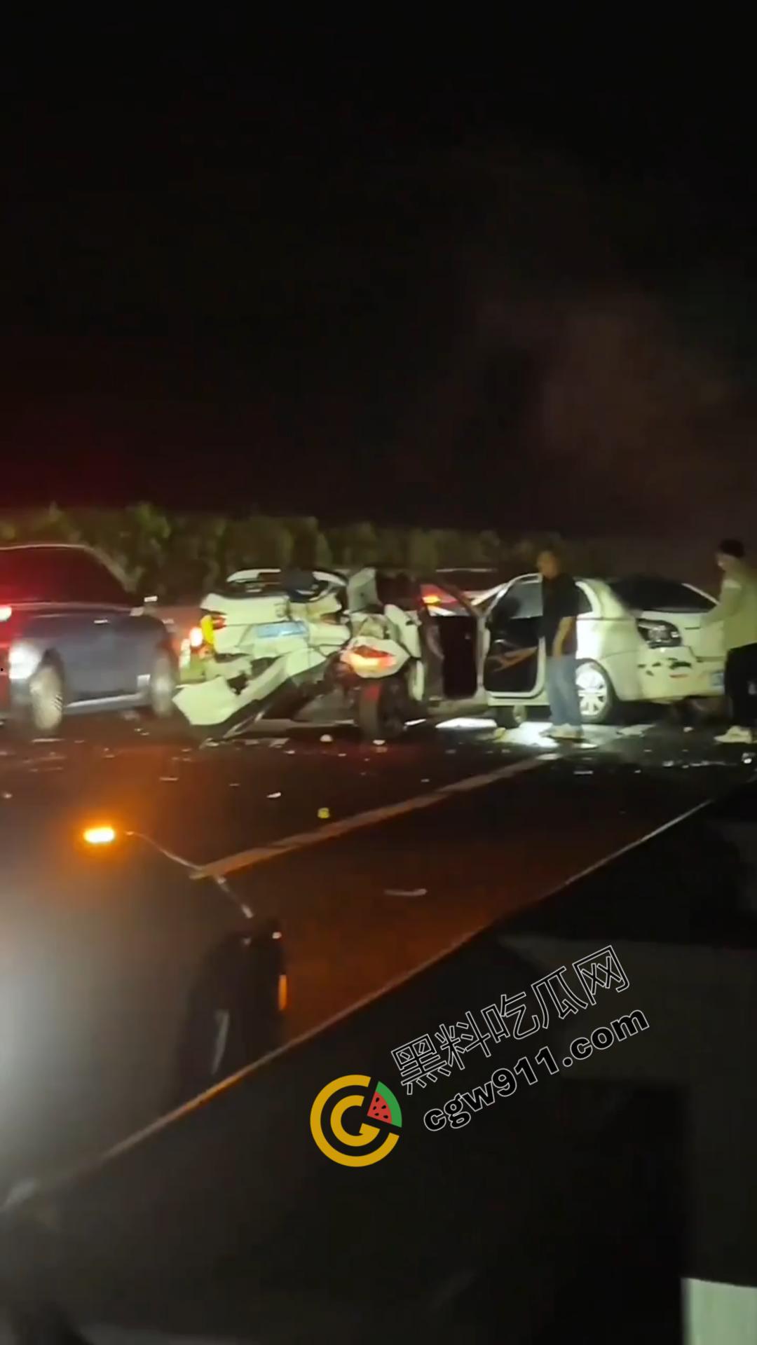 江苏盐城高速连环车祸现场视频曝光！发动机飞落路面激起追尾风暴，车辆如多米诺骨牌般纷纷倾覆-5