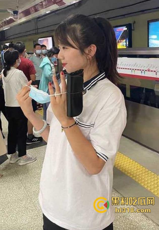 海角乱伦，超刺激父女乱伦，趁父亲睡觉脱光钻入，激情吃鸡后自动骑乘猛插， 太刺激了！-2