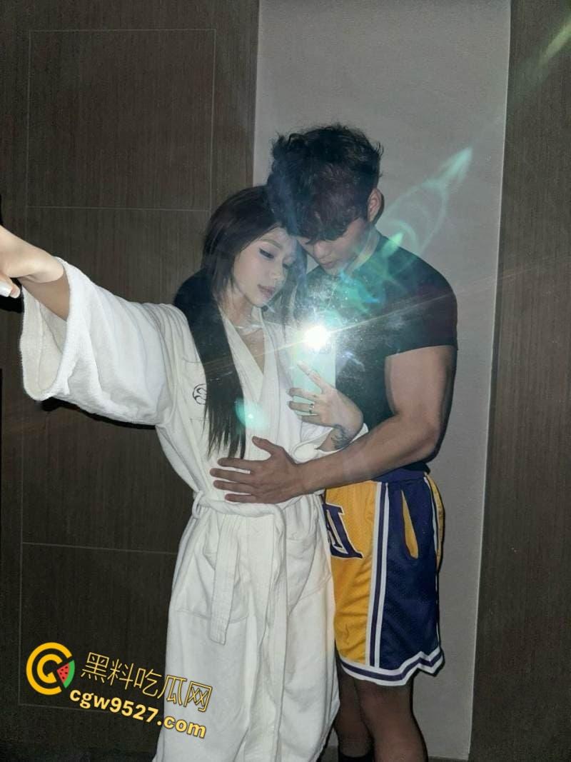 抖音网红【鸡腿弟弟】，肌肉体育生约炮百里送逼的女粉，镜前后入主动录像记录，娇小身材被后入爆操！-4