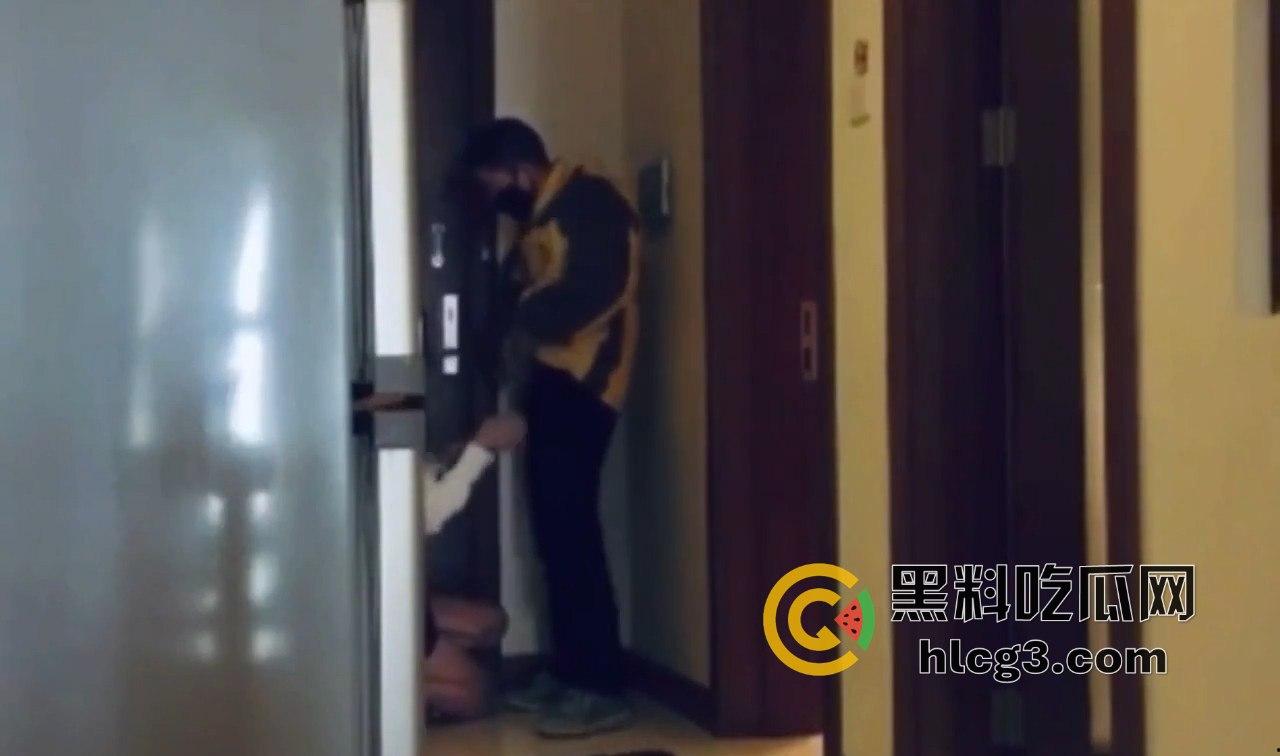 外卖小哥送餐被吃鸡！发情母狗强行诱惑，脱裤瞬间问‘有没有人’险酿仙人跳！-11