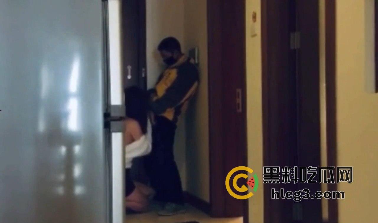 外卖小哥送餐被吃鸡！发情母狗强行诱惑，脱裤瞬间问‘有没有人’险酿仙人跳！-12