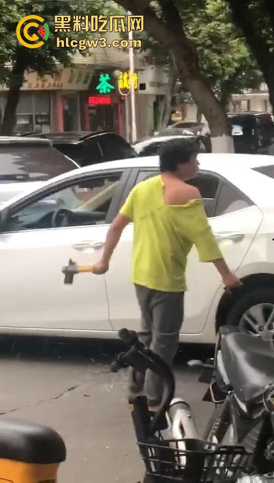 顺德街头武德尽失，黄衣憨憨被揍后不服，扳手砸车泄愤，真就得饶人处且饶怂呗？-1