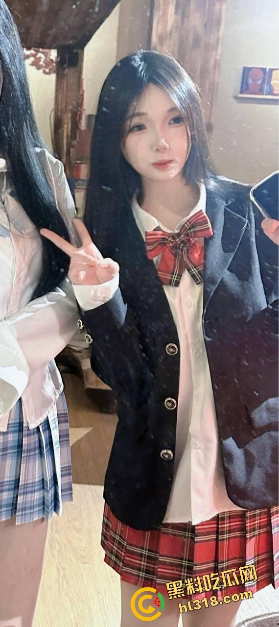 00后大学生野战癖有多重？北邮00后脱光打野战，隔壁在打球，他们在那操地面湿成水塘还意犹未尽！-1