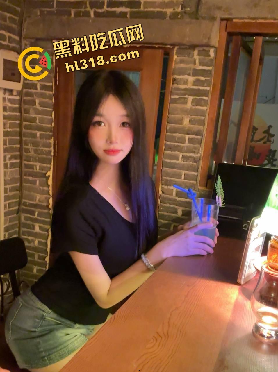 00后大学生野战癖有多重？北邮00后脱光打野战，隔壁在打球，他们在那操地面湿成水塘还意犹未尽！-4