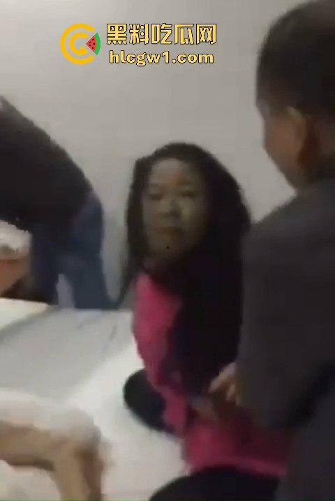 男子带兄弟上门捉奸，一群人踹门而入狂揍情夫，捉奸现场惨到小三男的直接哭出声！-4