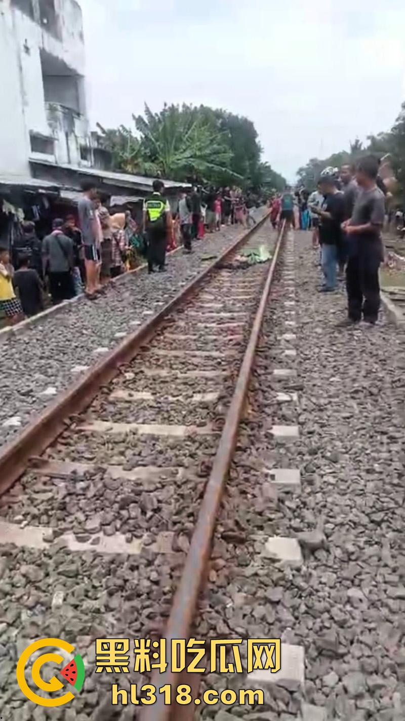 印度三哥作死现场,打横市男子一边玩游戏,一边过火车道,结果遭遇货车碾压,拖行100多米当场死亡!-1