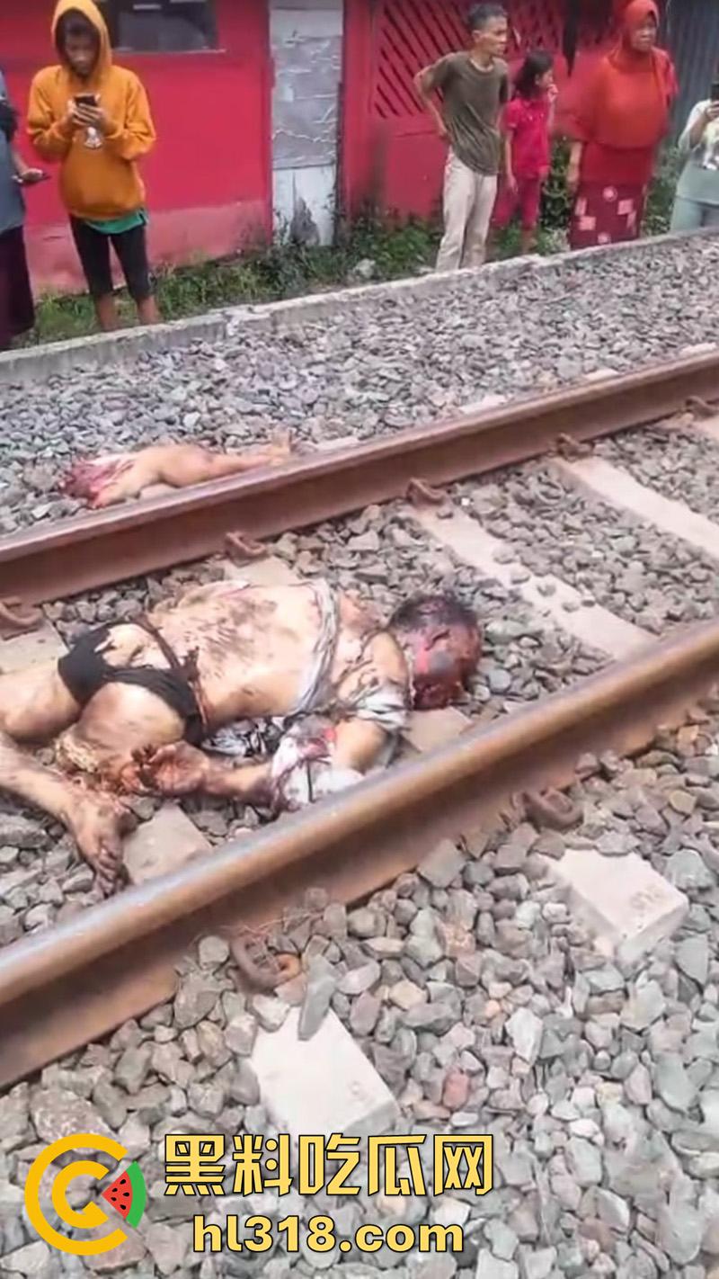 印度三哥作死现场,打横市男子一边玩游戏,一边过火车道,结果遭遇货车碾压,拖行100多米当场死亡!-2