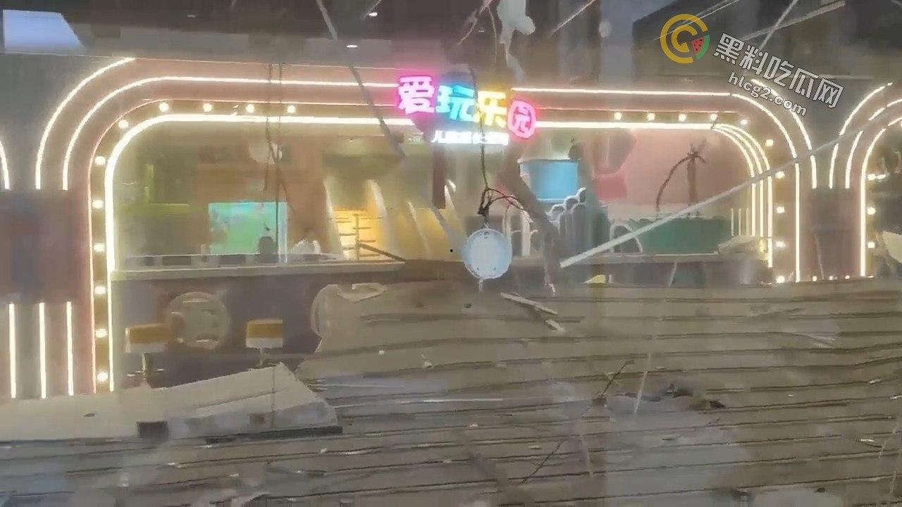 重庆商场吊顶坍塌致6人受伤：惊险瞬间全景回顾，安全隐患引关注-8