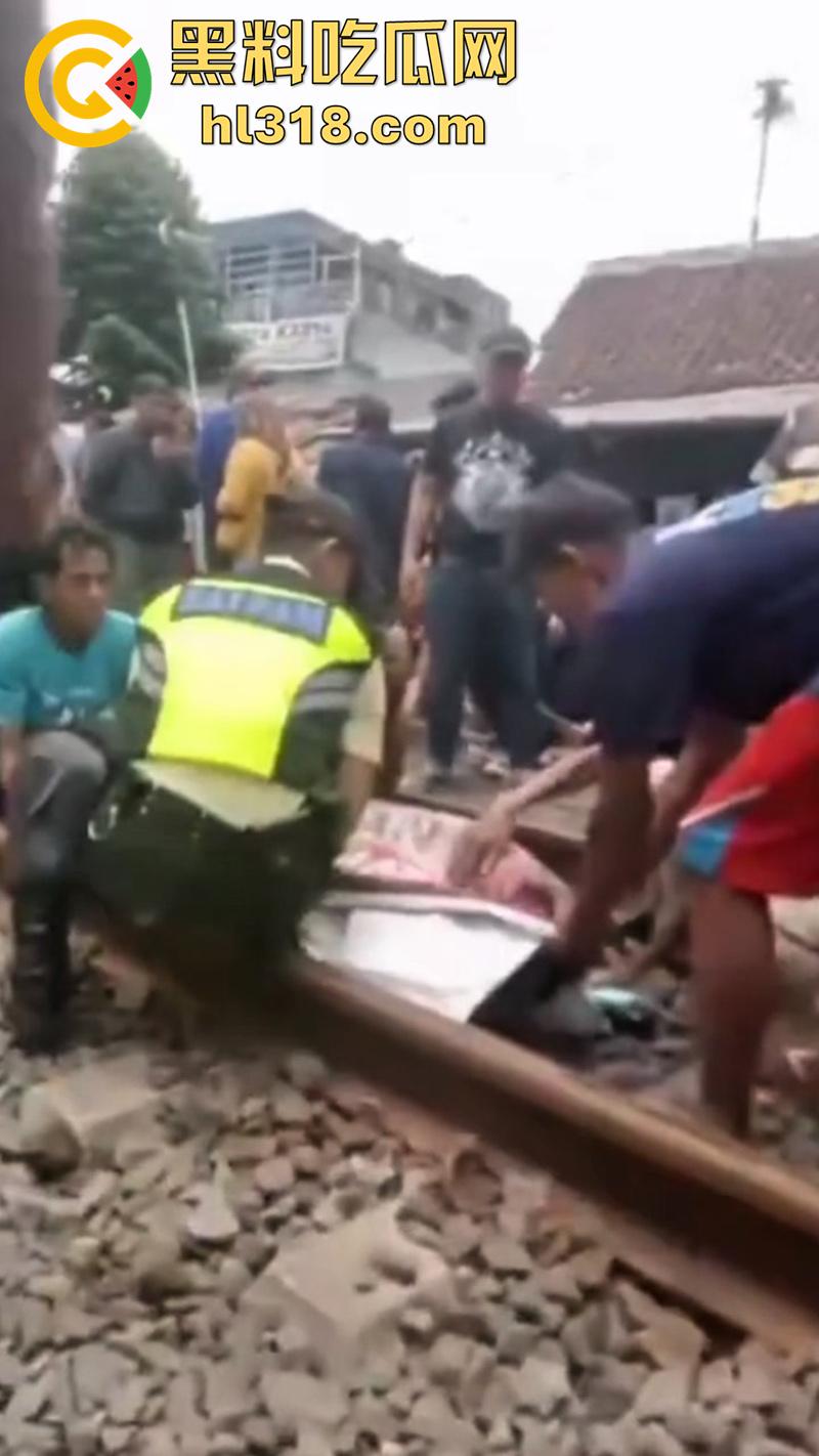 印度三哥作死现场,打横市男子一边玩游戏,一边过火车道,结果遭遇货车碾压,拖行100多米当场死亡!-3