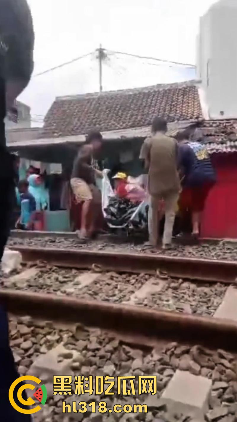 印度三哥作死现场,打横市男子一边玩游戏,一边过火车道,结果遭遇货车碾压,拖行100多米当场死亡!-4