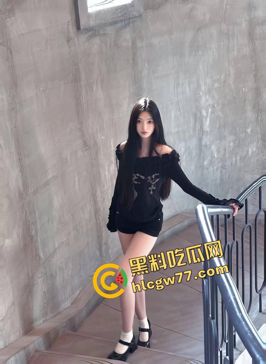 西河舔狗丈夫自愿请人干老婆『顾晚晴』牛仔裤下一甩翘臀，想草的单男报名排队！-1