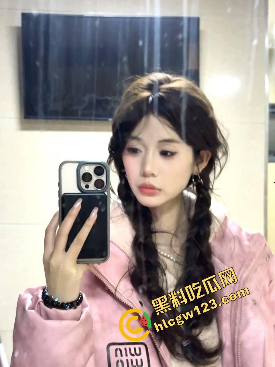 新能源车企都该看，ET6车震首秀野战出圈，白天渔网袜后备箱开干，厂家宣传说宣传能坐下两个人没骗人！-6