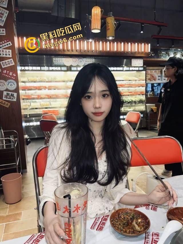 湖北武汉金主母狗反差婊骚鸡『李绘仪』为寻求刺激露出做爱！楼道白臀后操吃鸡！原创独家流出！-5