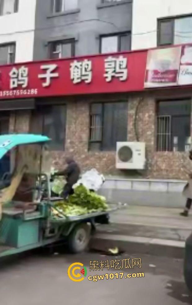 万历烧鸽子鹌鹑老板说给门店装修改造，店门前狂操老板娘，阳光下后入骚逼改造浪叫，老板你这装修太吵了！-4