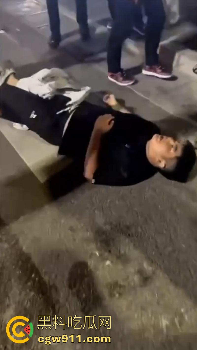 江西赣州第七中学，精神小伙小妹发生口角，叫人斗殴持砍刀砍人，警方和120急救人员陆续赶到，现场多人受伤。-2