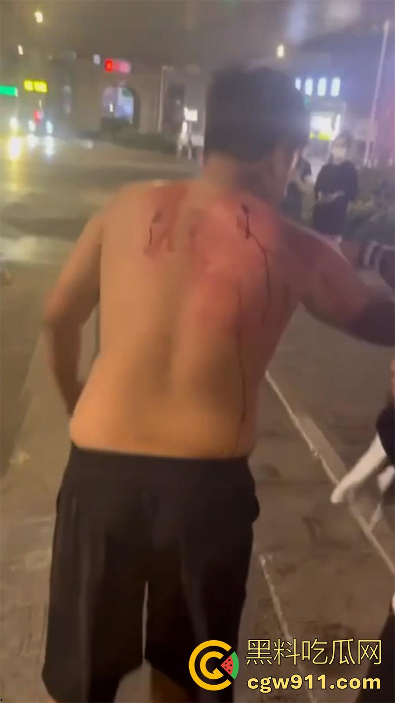 江西赣州第七中学，精神小伙小妹发生口角，叫人斗殴持砍刀砍人，警方和120急救人员陆续赶到，现场多人受伤。-6