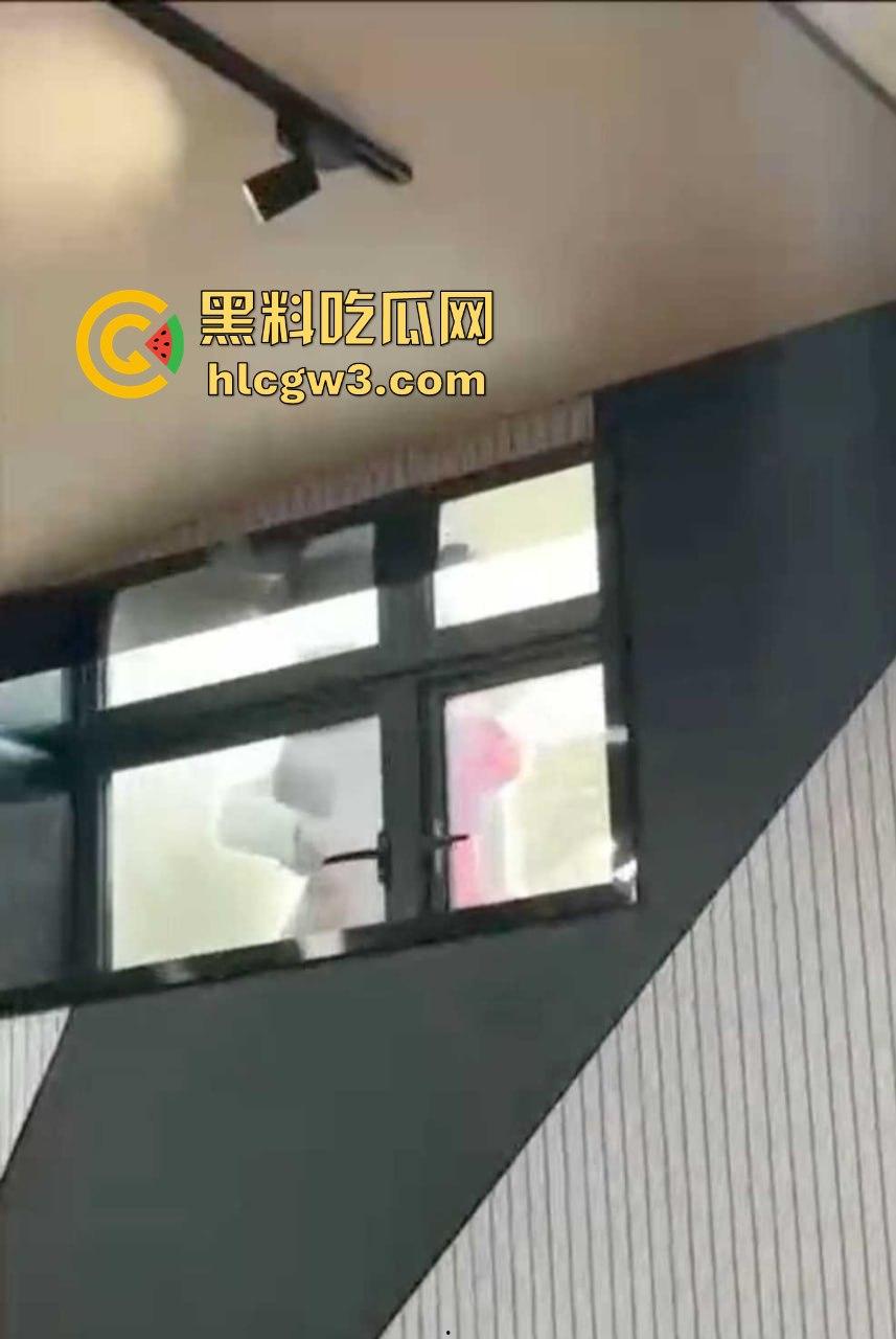 青岛海洋大学的骚情侣课堂窗外直接开搞 窗边扣逼声啪啪响 老师讲课被迫加背景音 海洋大学不愧是浪之巅！-5