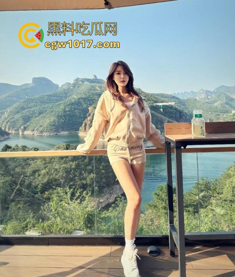 北京邮电大学极品女大【张佳静】做爱视频流出，露脸口交深喉，女上后入轮番爆操，鲍鱼收缩淫液喷溅！-4