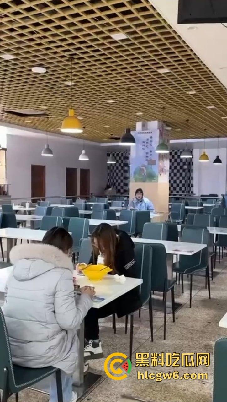 山东大学离谱实录 学姐天冷懒得野战，直接食堂里开草，学姐羽绒服遮挡现场摇动，学弟学妹边吃饭边看真人秀！-2