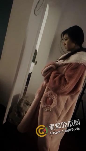 年度捉奸TOP1!满地套套和情趣内衣 女子见到老公还笑 真是不要脸-9