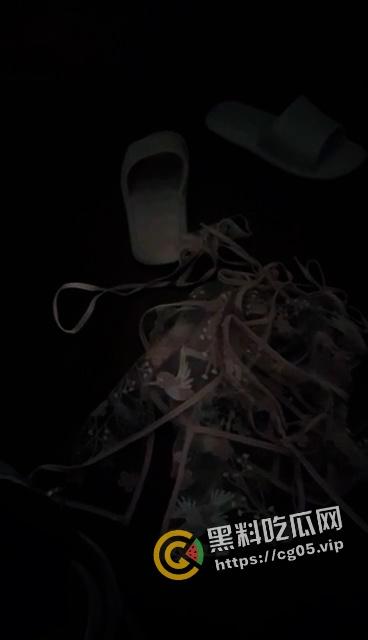 年度捉奸TOP1!满地套套和情趣内衣 女子见到老公还笑 真是不要脸-10