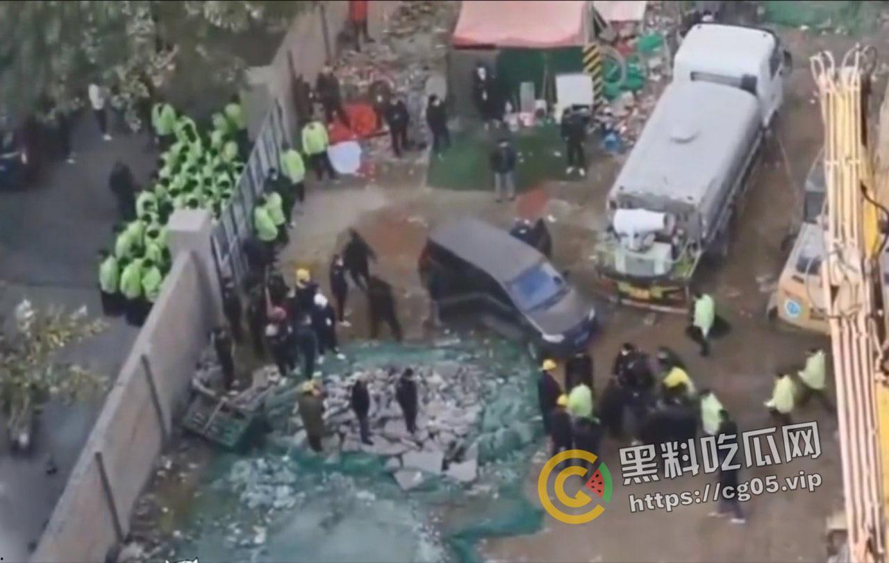 西安经济开发区岗家寨欺骗居民离开后强拆 有人阻拦将其殴打致死 救护车在旁但不进行施救 现场视频曝光-1