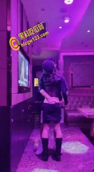 KTV包间里拥吻，衣着暴露的女同学深入短裤抚摸，卫生间激情口交站立后入打桩 ！-2