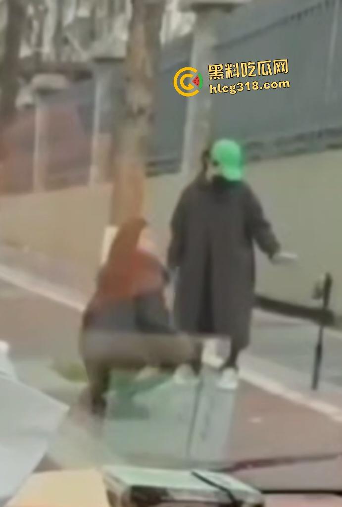 丰满大学生户外直播大衣里面全裸只穿黑丝，翘臀对镜头抠逼自慰，谁知被车上大哥偷拍正着！-4