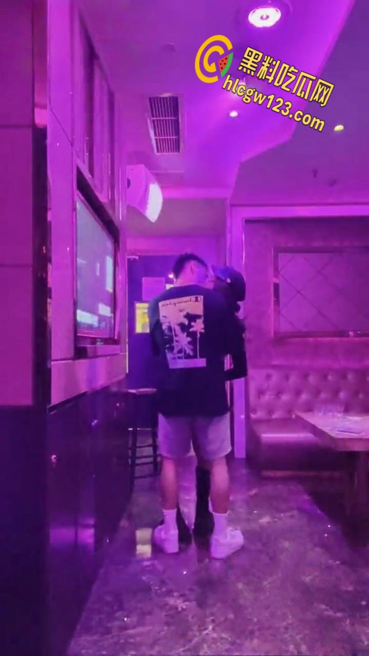 KTV包间里拥吻，衣着暴露的女同学深入短裤抚摸，卫生间激情口交站立后入打桩 ！-5