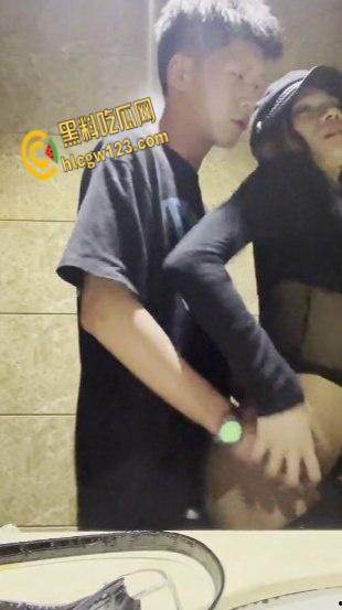 KTV包间里拥吻，衣着暴露的女同学深入短裤抚摸，卫生间激情口交站立后入打桩 ！-7