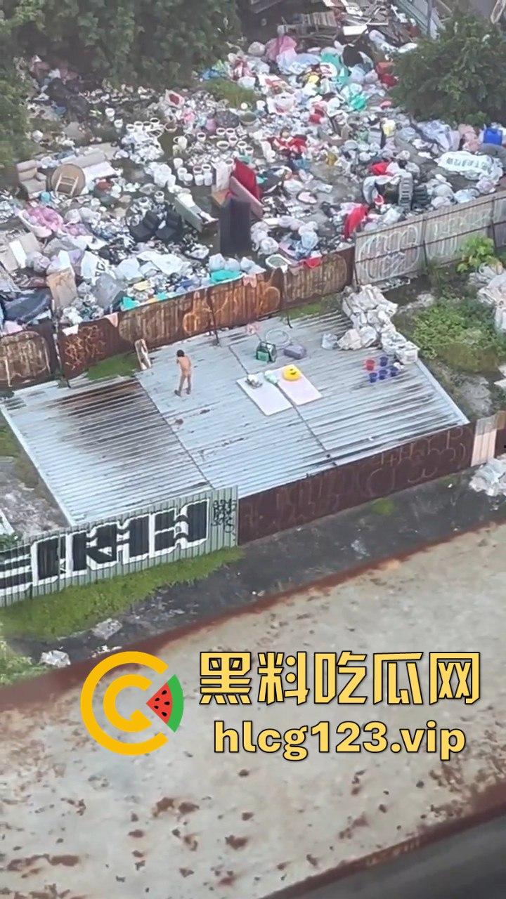 台中垃圾场狠人硬核骚操作!花式操雨伞,捅屁眼,吃瓜群众在高楼全程记录拍摄!-4