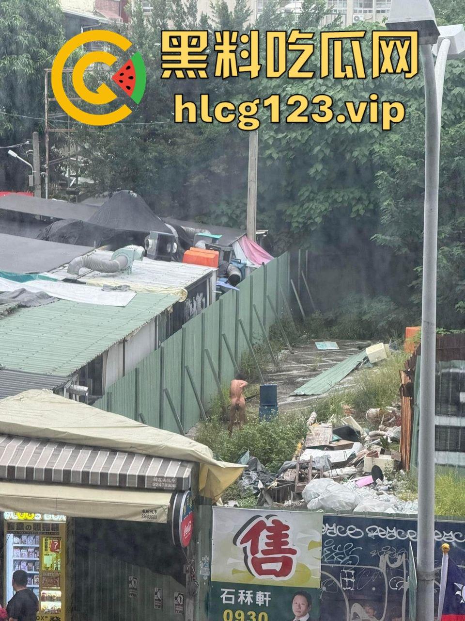 台中垃圾场狠人硬核骚操作!花式操雨伞,捅屁眼,吃瓜群众在高楼全程记录拍摄!-7