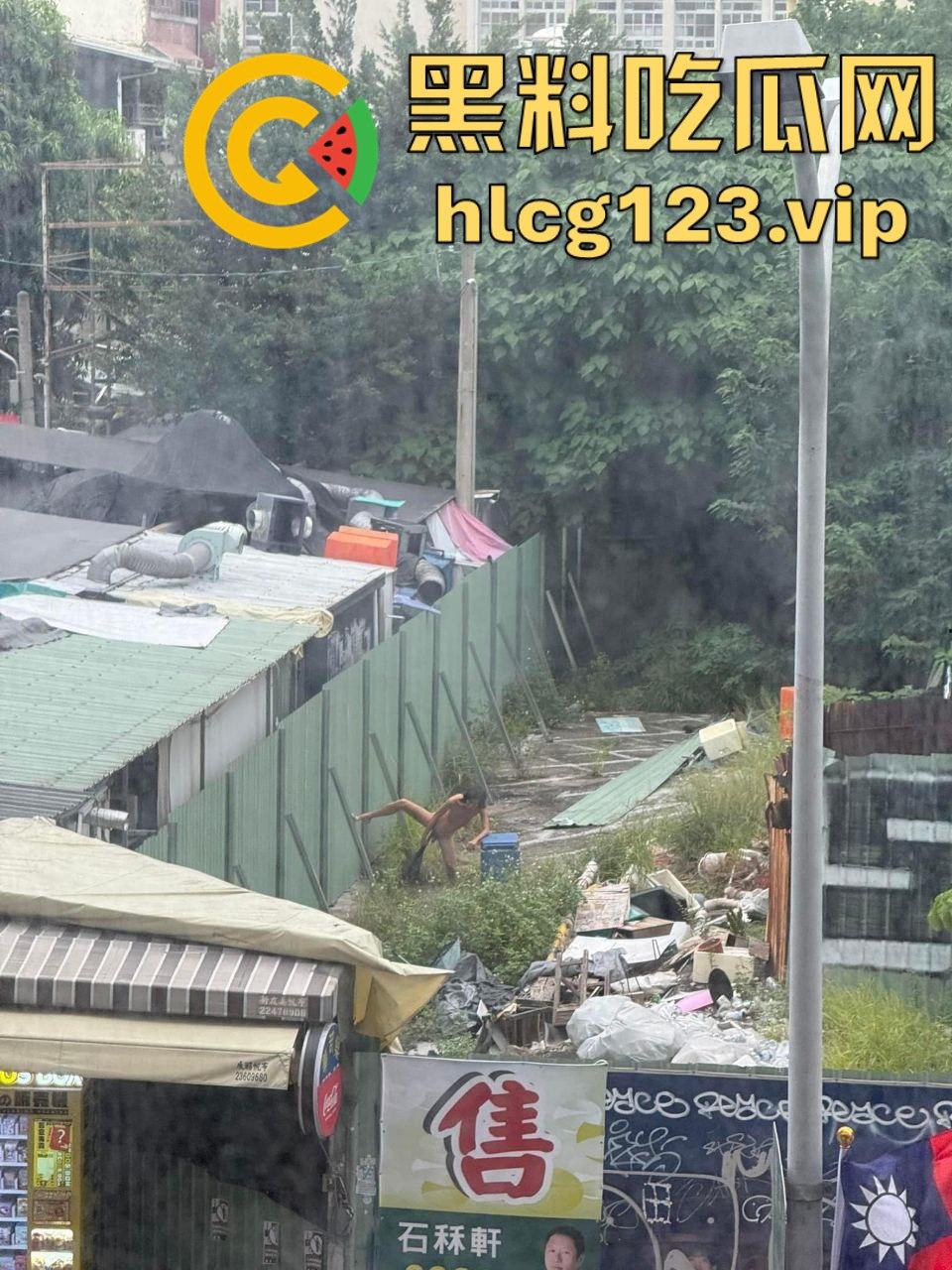 台中垃圾场狠人硬核骚操作!花式操雨伞,捅屁眼,吃瓜群众在高楼全程记录拍摄!-9