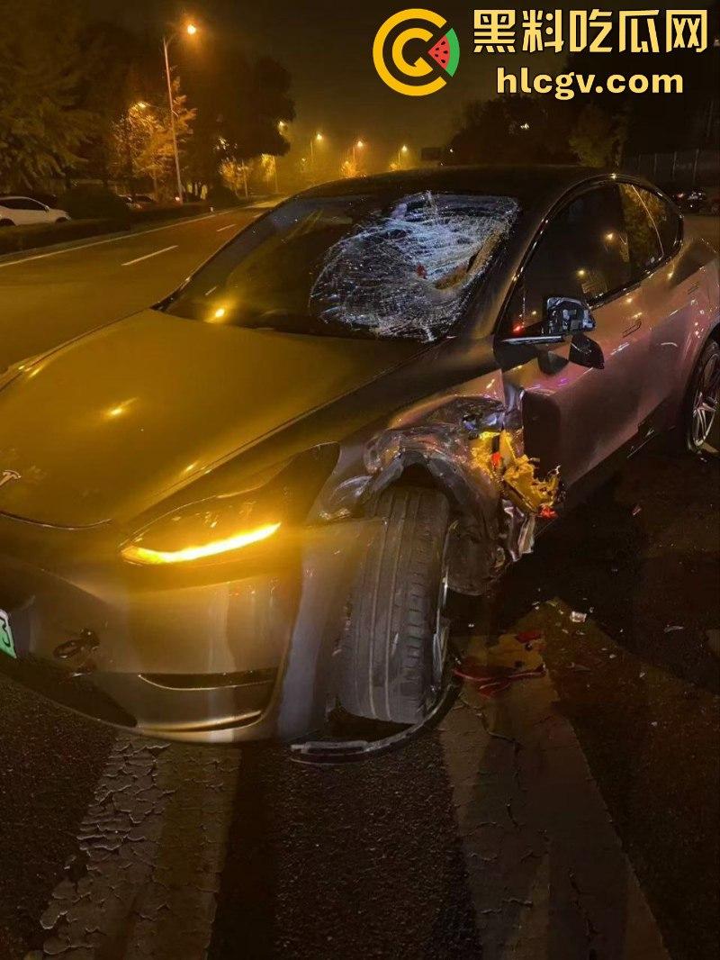 人还在吗？京牌凯越450RR摩友极限对冲特斯拉 摩托车直接被“砍头”！-10