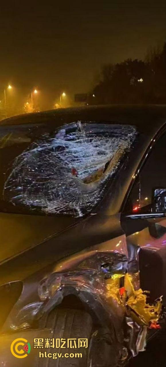 人还在吗？京牌凯越450RR摩友极限对冲特斯拉 摩托车直接被“砍头”！-12