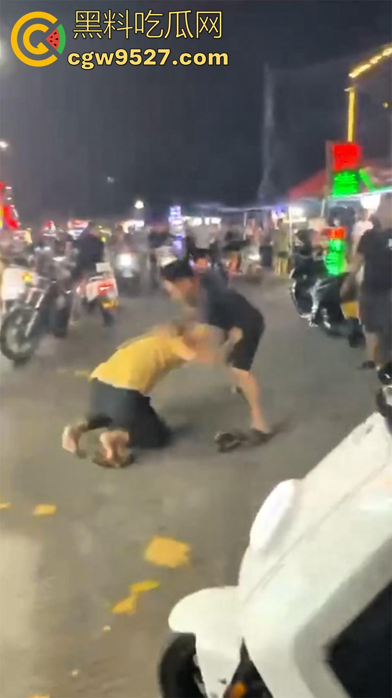潮汕两男子打架，因车辆剐蹭疯狂对骂，下车互殴以为是王者，结果却是俩青铜，一顿出招未伤分毫！-4